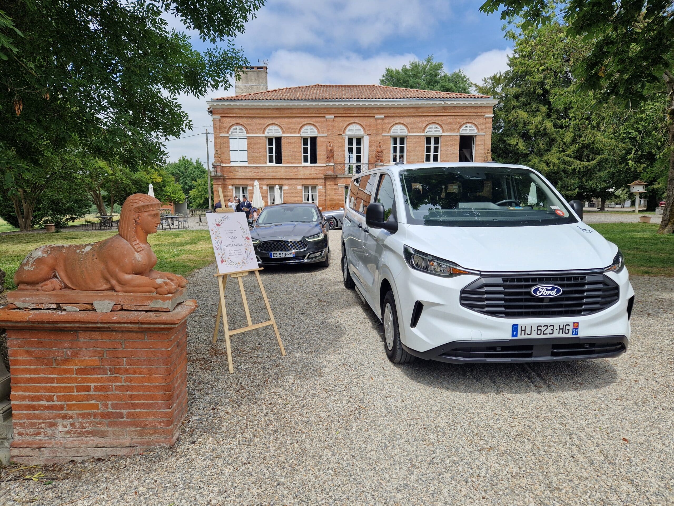 Location van Ford pour mariage au château en brique Van Blanc mis a disposition des Invité