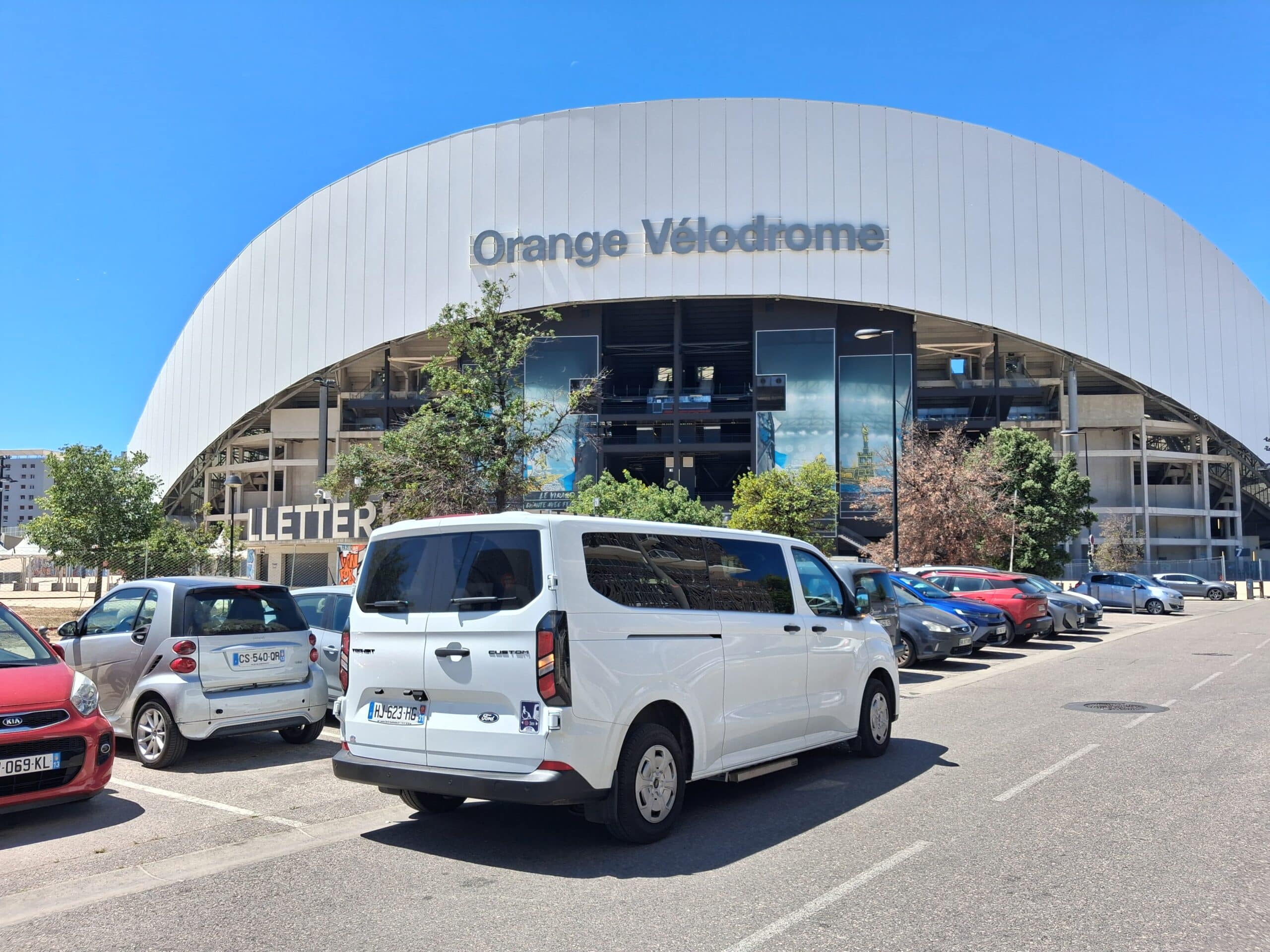 Stade Orange Vélodrome Marseille : Parking et Façade Transport d'un Groupe de supporter de Toulouse au Stade Vélodrome de Marseille